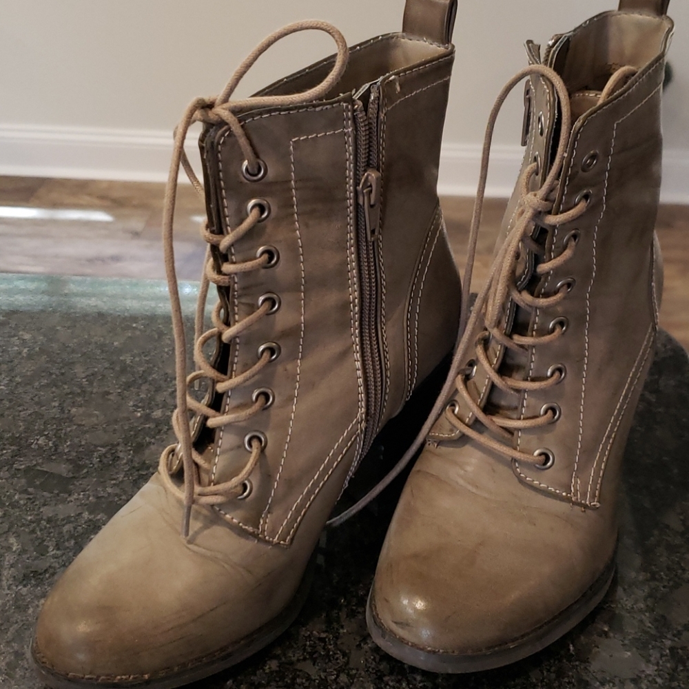 Boots - Picture 4 of 6
